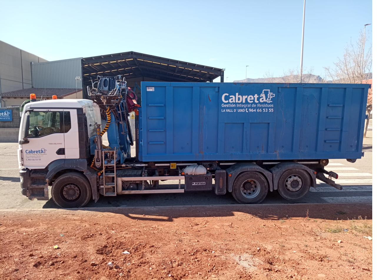 Camión de Cabreta Hijo, S.L. con contenedor